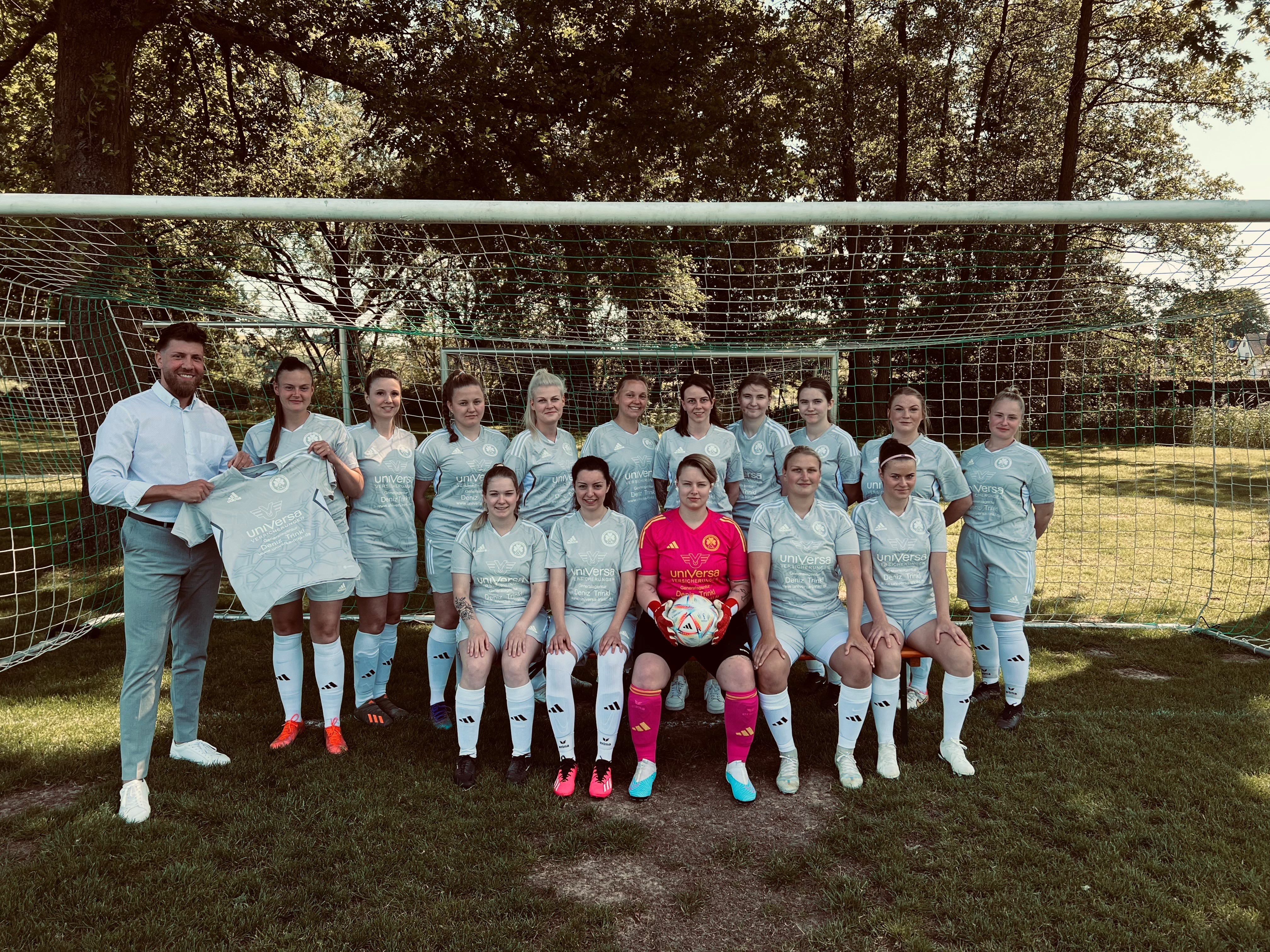 Mannschaftsfoto Frauenfußball mit Sponsor Deniz Trinkl der UniVersa Generalagentur Kassel