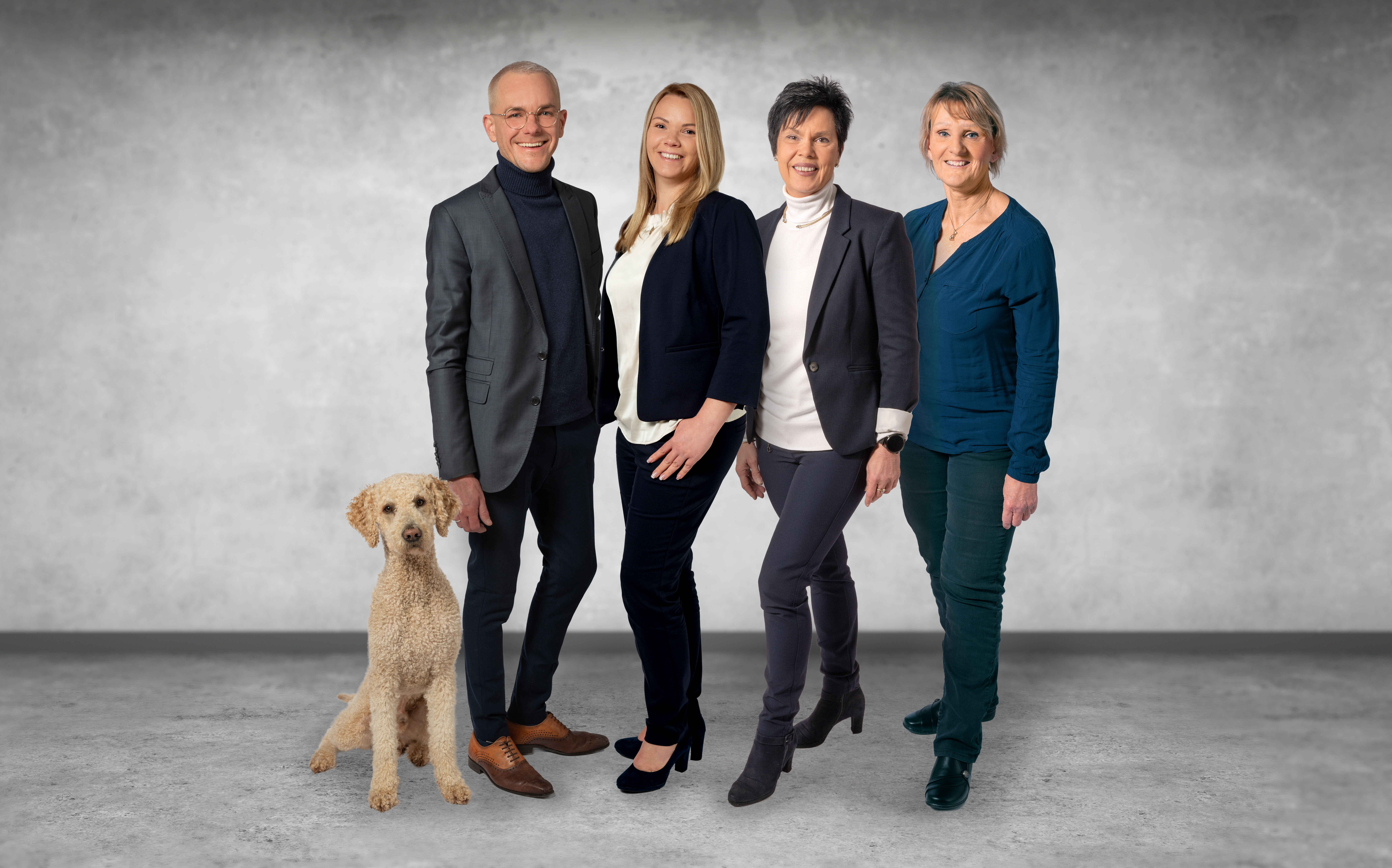Teamfoto der Effenberger GmbH. Symbol für willkommen heißen in unserem virtuellen Rundgang unserer Büroräume