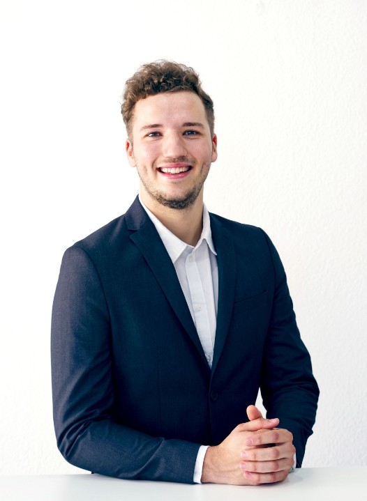 Portrait von Luis Weber. Kaufmann für Versicherungen und Finanzen in der Generalagentur Seelbach