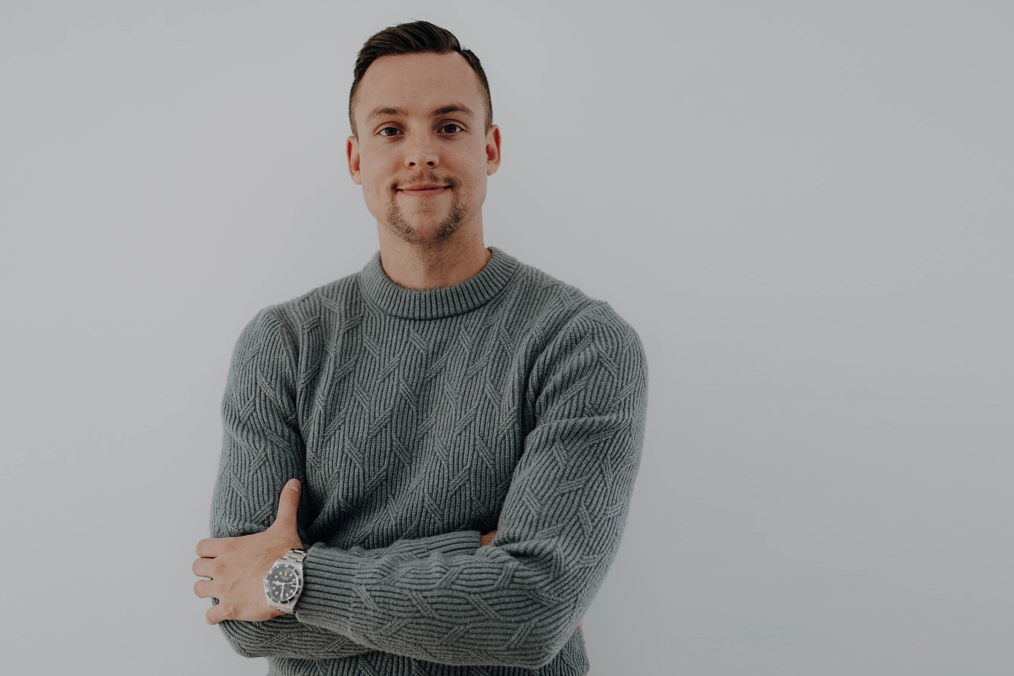 Portrait von Maurice Niederle, symbolisiert Beratung zu Versicherungsverträgen vor Ort oder online in Lauf und Umgebung