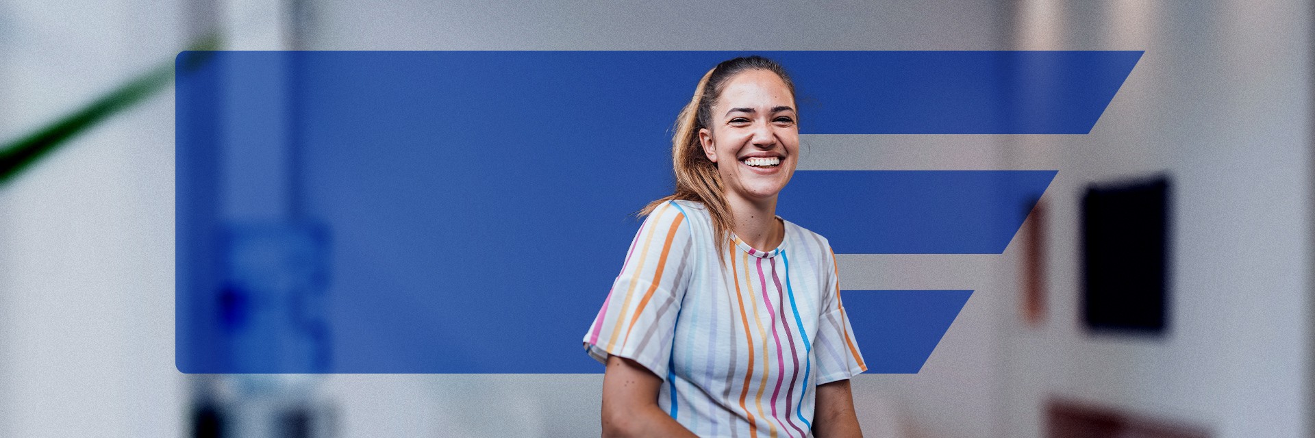 Junge Frau lacht breit in die Kamera. Symbol für Zahnzusatzversicherung bei der uniVersa Versicherung