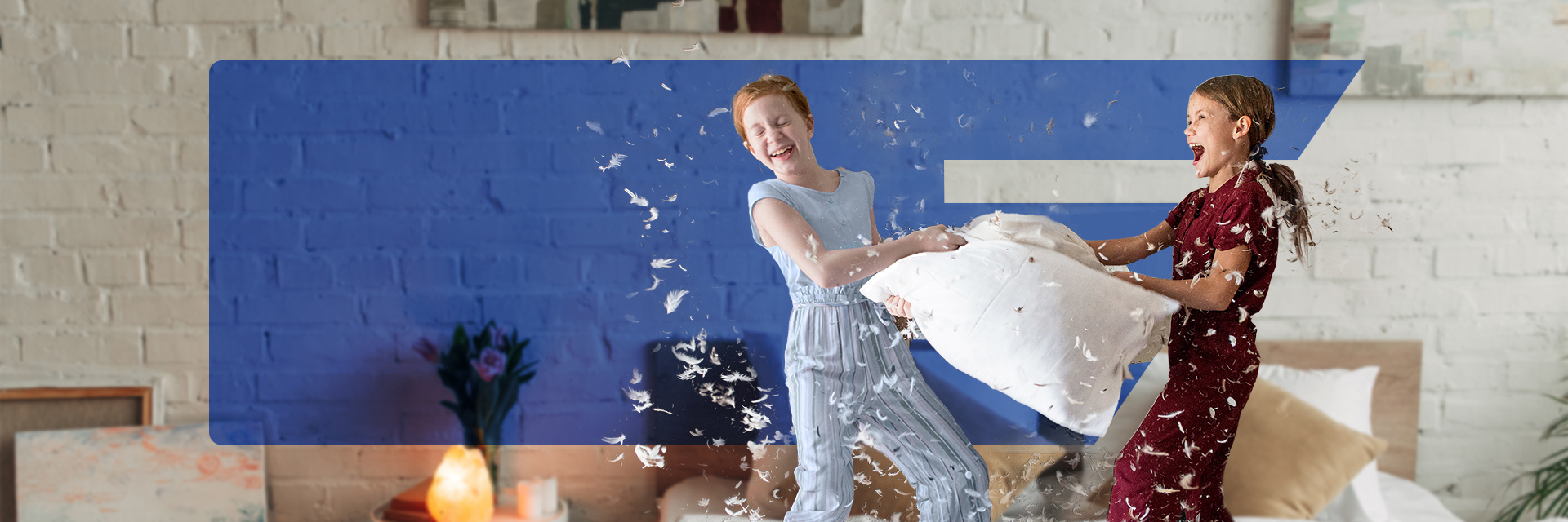Kinder haben Spaß bei einer Kissenschlacht. Symbol für die private Haftpflichtversicherung bei der uniVersa Versicherung