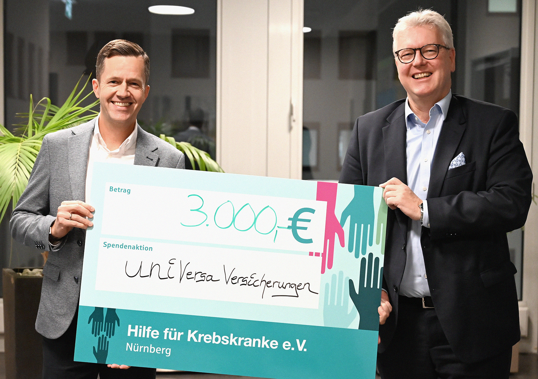 uniVersa Spendenübergabe an Verein „Hilfe für Krebskranke“