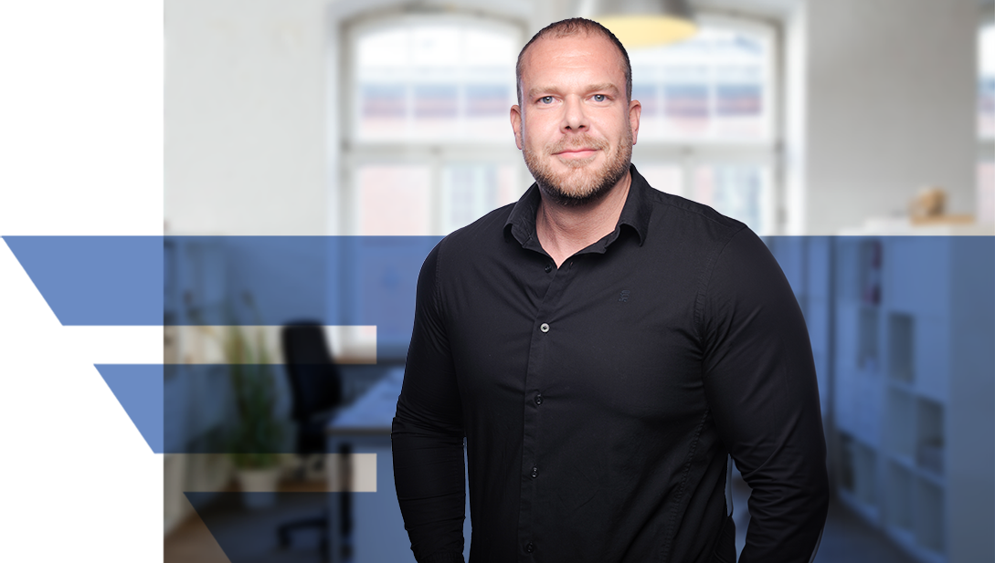 Portrait von Tristan Sattler aus der uniVersa Generalagentur Koblenz